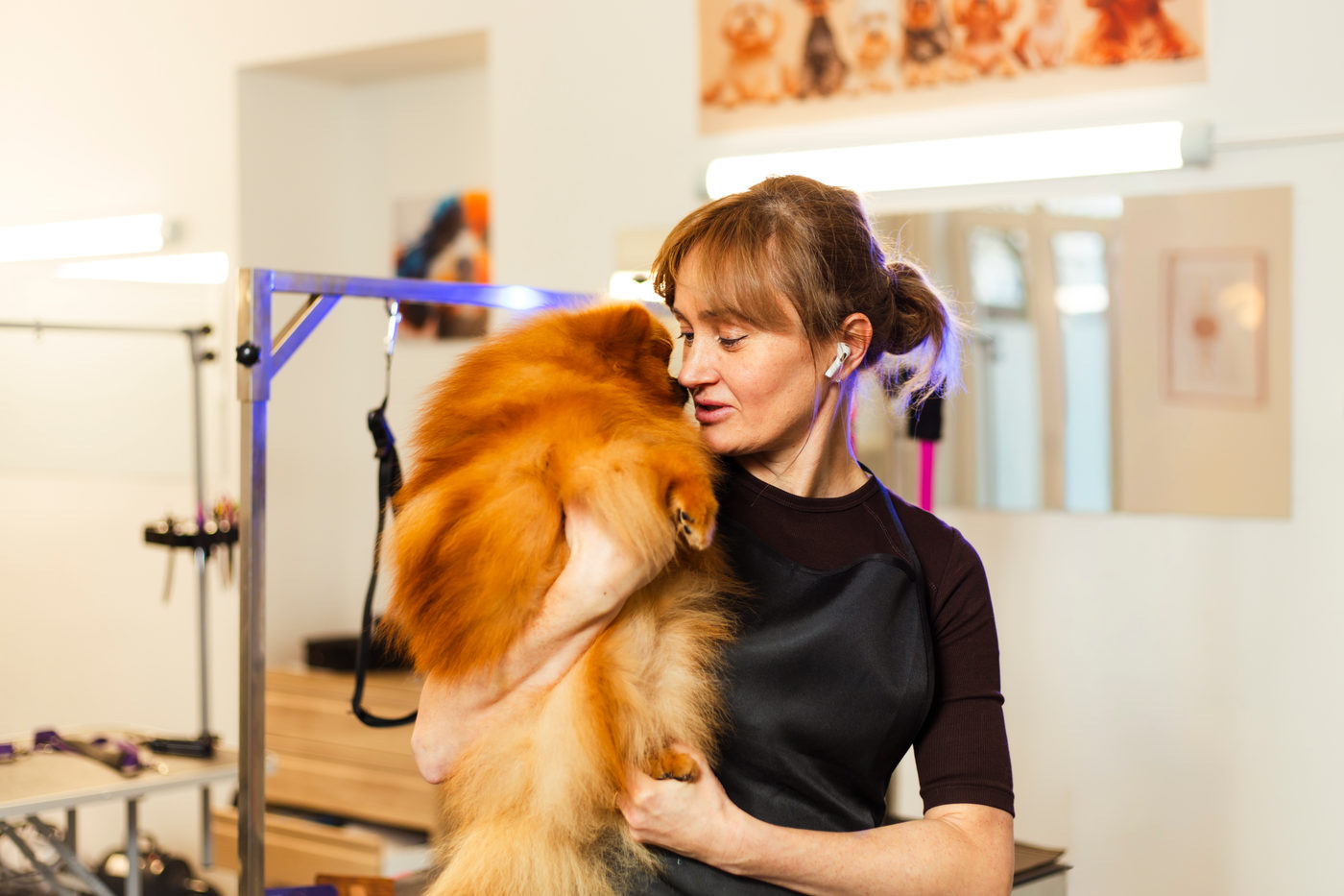 Absolventinnen mit ihren Zertifikaten im Salon